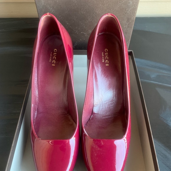 Luxury GUCCI : Scarlett red color pumps, square shape in the front area - Picture 10 of 12